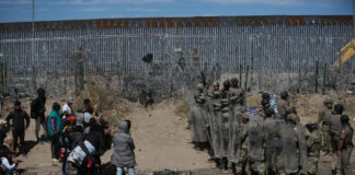 Integrantes de la Guardia Nacional de Texas, vigilan la entrada de migrantes (EFE)