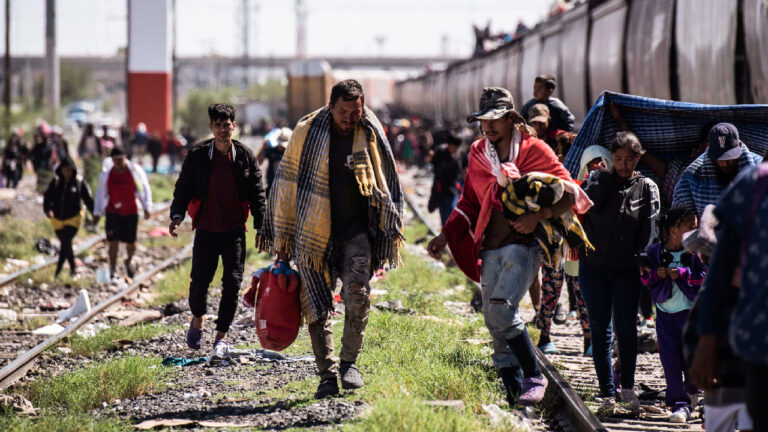 Gobierno de Biden entregará 640 millones para ayuda a migrantes