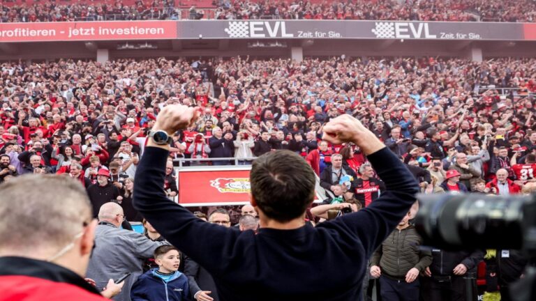 Fans del Leverkusen invadieron el campo para celebrar el título
