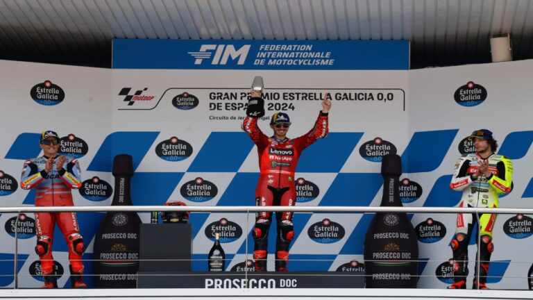 Bagnaia le ganó el duelo de campeones a Márquez