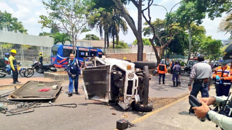 Transporte escolar particular volcó en Chacao y dejó tres niños lesionados