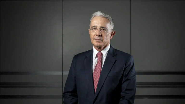 Uribe enfrentará juicio por soborno de testigos y fraude procesal