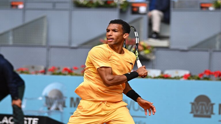 Auger-Aliassime vuelve a cuartos con victoria sobre Ruud