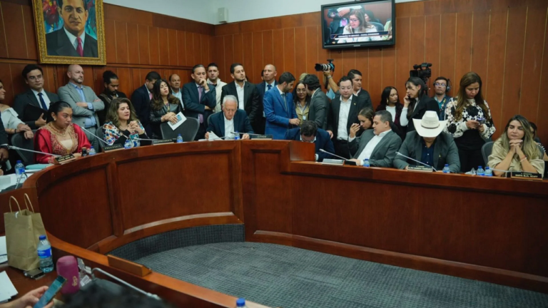 La reforma a la salud del Gobierno colombiano se hunde el Senado