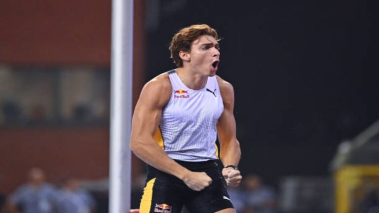 Armand Duplantis derribó su propio récord del mundo