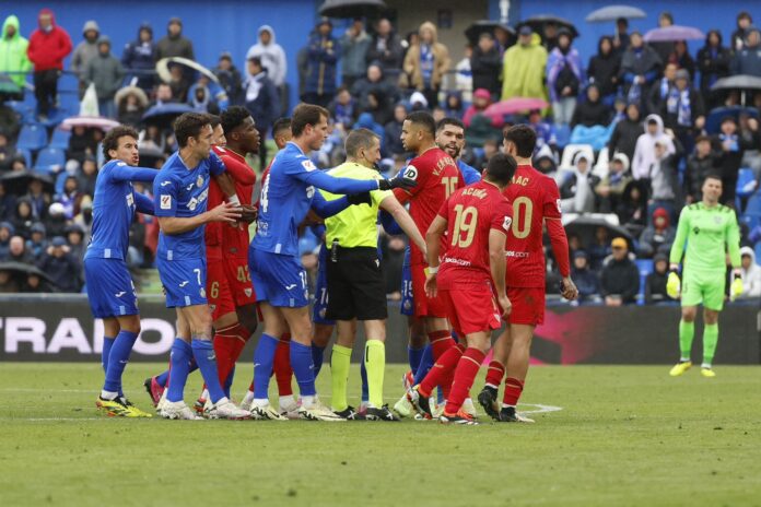 LaLiga emitió denuncia contra insultos hacia Acuña y Sánchez Flores