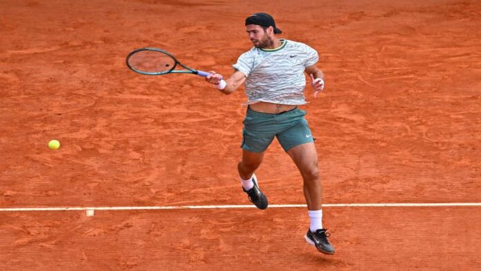 Khachanov sorprendió a Medvedev