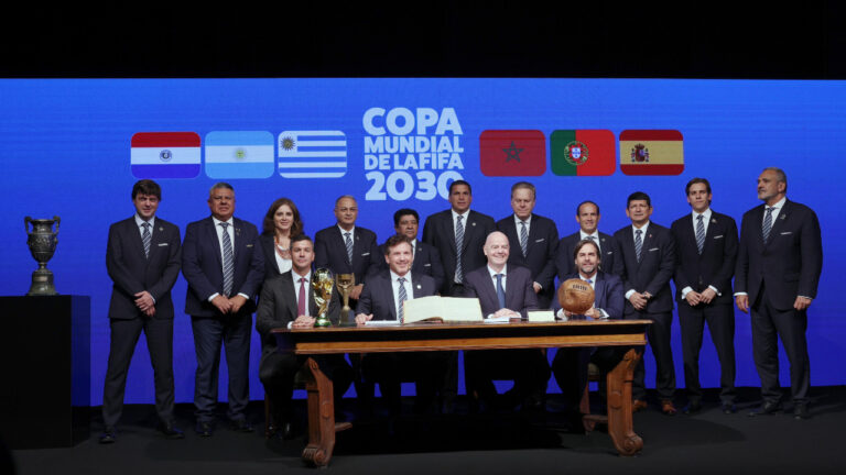 FIFA y Conmebol firman acta del Mundial 2030