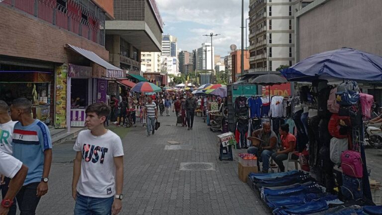 Compras de regalos y ropa para los niños ocupan a caraqueños este 23 de diciembre