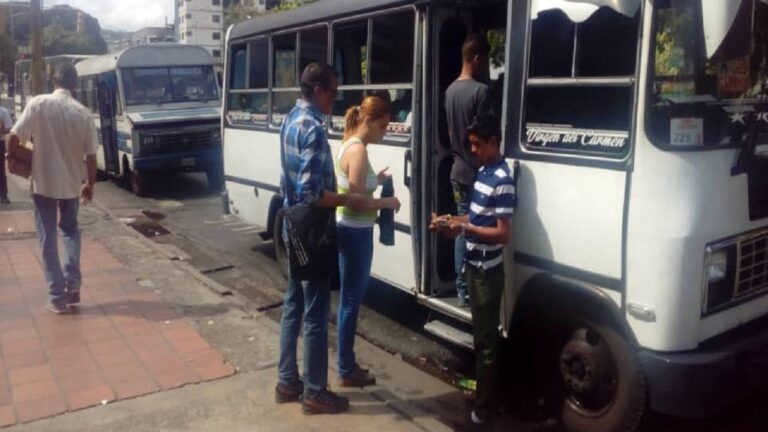 Transportistas señalan que es imposible cobrar pasaje de Bs 13