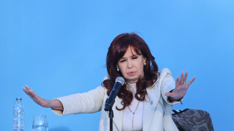 Cristina Fernández desmintió el superávit fiscal anunciado de Javier Milei