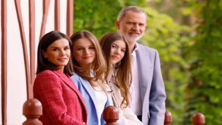 Reyes de España conmemoran su 20 aniversario de boda con álbum de fotos con sus hijas