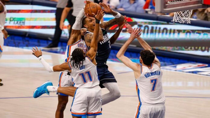 Thunder aprovechó los errores de Dallas para nivelar la serie