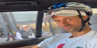Tras un viernes accidentado Djokovic llega con un casco