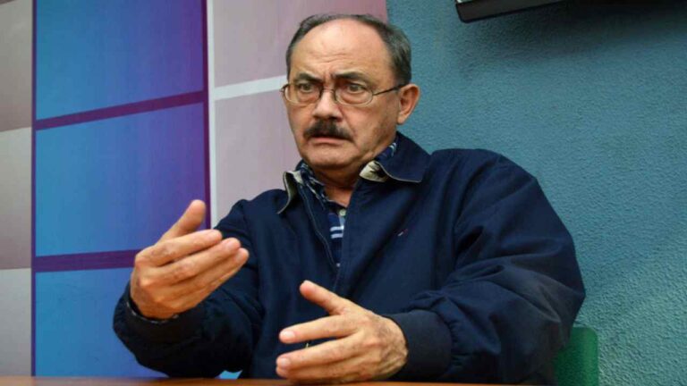 Felipe Mujica insiste en soluciones políticas a la situación del país