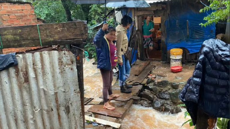 Al menos un fallecido y zonas inundadas por un intenso temporal en Paraguay