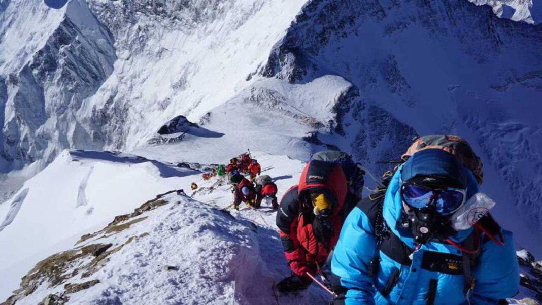 El Everest cierra una temporada con la mitad de muertes y menos escaladores que en 2023