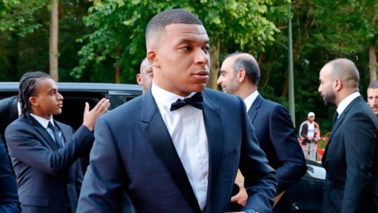 Kylian Mbappé firmó su contrato con Real Madrid