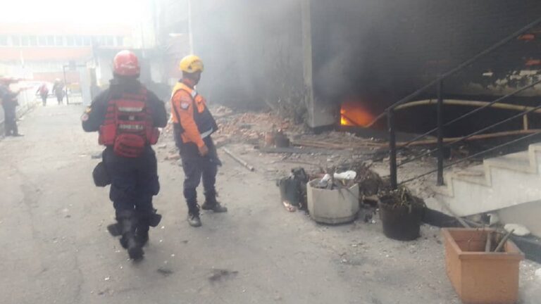 Explosión dejó cinco bomberos heridos en galpón incendiado en Los Ruices