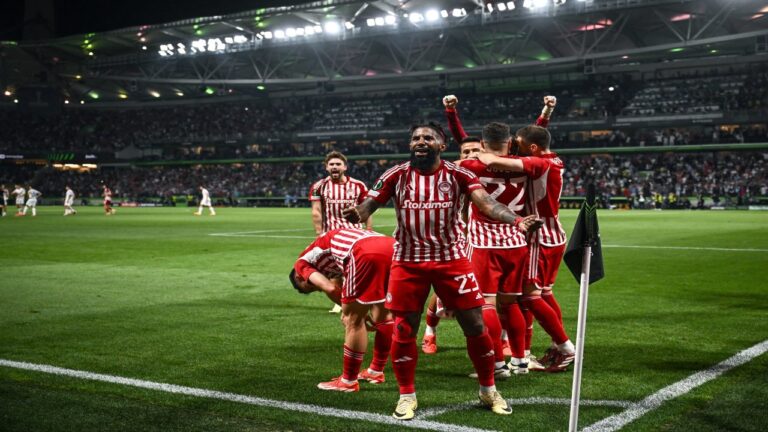 Olympiacos hizo historia al conquistar la Conference
