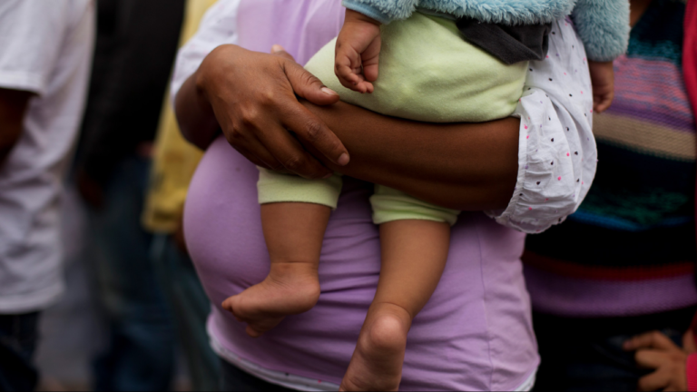 Puerto Rico extiende seguro a migrantes embarazadas