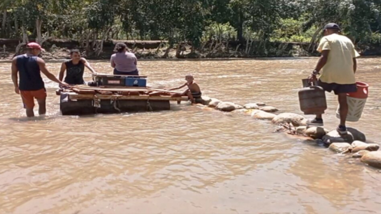 Más de mil familias incomunicadas en Sucre por caída de un puente