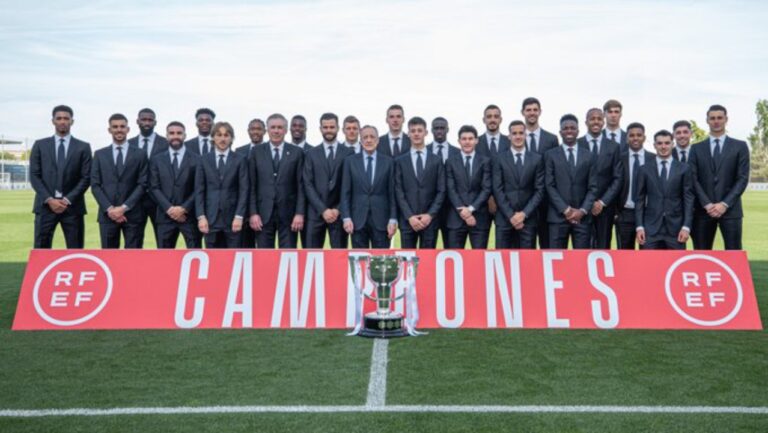 Real Madrid recibe su trofeo de campeón de La Liga