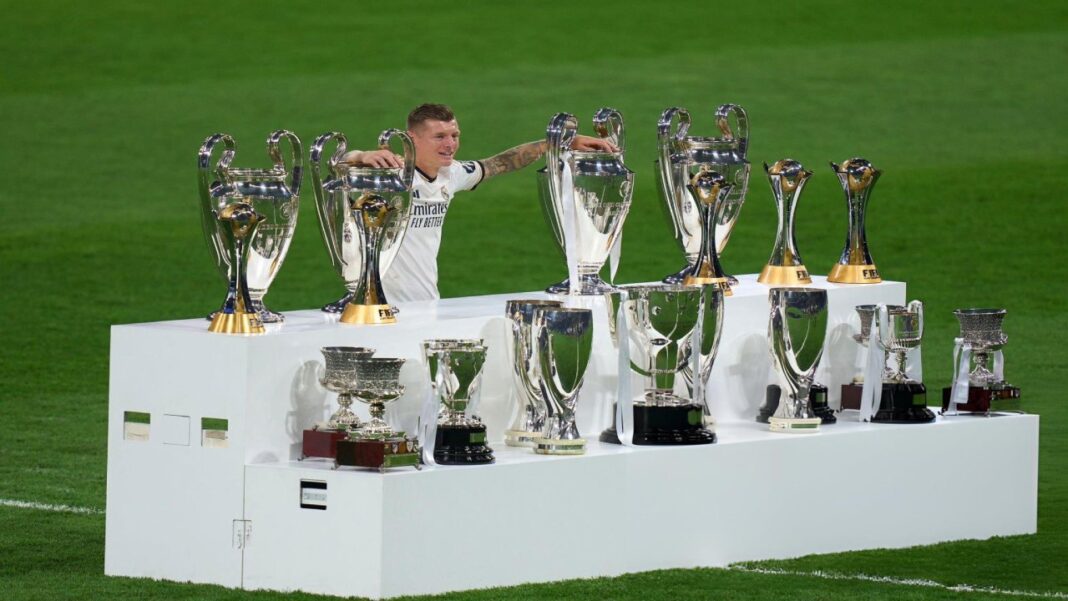 Kroos se despidió fotografiándose con sus títulos en el césped del Bernabéu