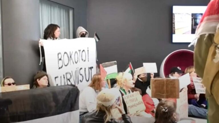 Manifestantes irrumpen en televisión pública finlandesa para pedir boicot a Eurovisión