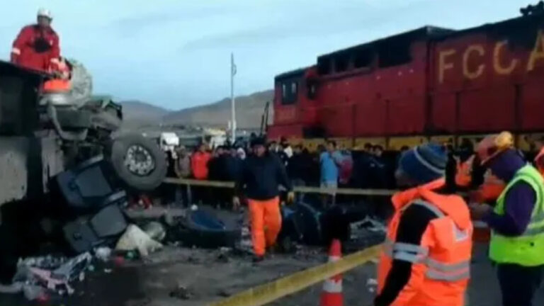 Al menos 4 muertos y 40 heridos tras choque de un tren con un autobús en el centro de Perú