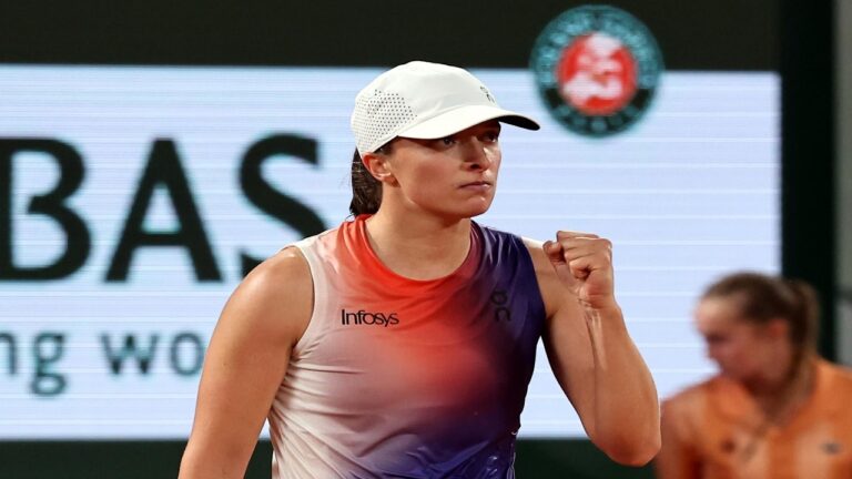 Swiatek resistió los ataques de Osaka para seguir en carrera