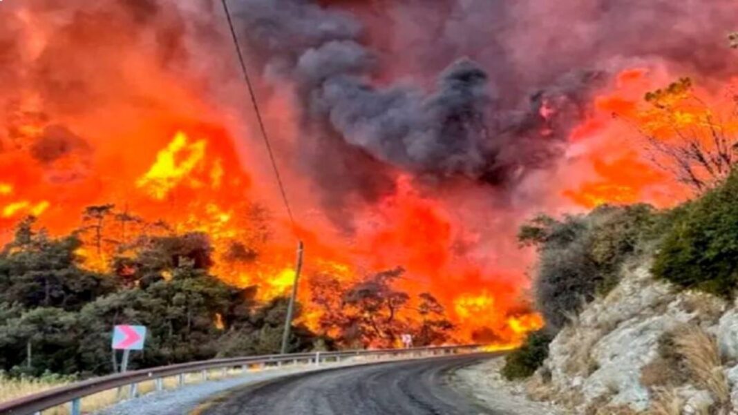 Sin control incendio en California que ha obligado al desalojo y el cierre de carreteras