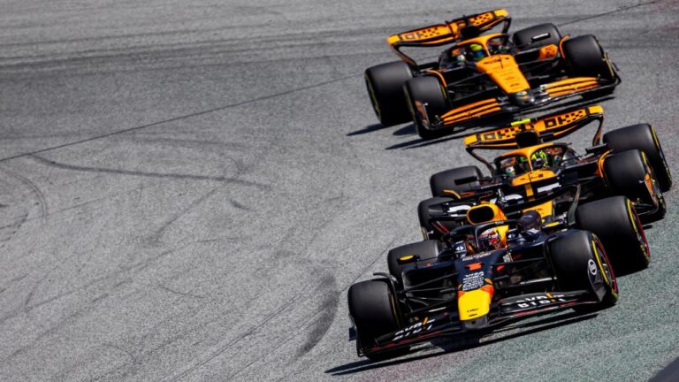 Verstappen sobrevivió a los McLaren para llevarse la sprint