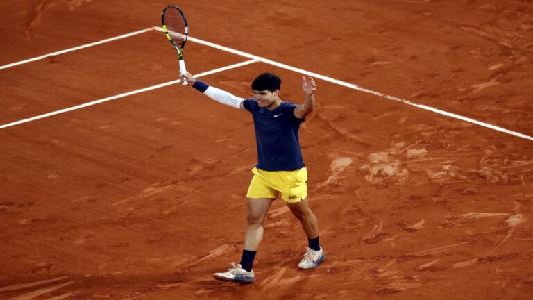 Alcaraz doblegó a Tsitsipas para retar a Sinner en semifinales