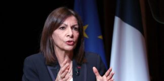 Alcaldesa de París mantiene promesa de bañarse en el Sena antes de los JJ.OO.