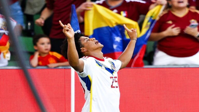 Venezuela goleó a Jamaica para continuar invicta en la Copa