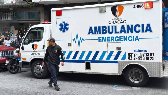 Atienden incendio en estacionamiento del edificio Don Pedro en Chacao