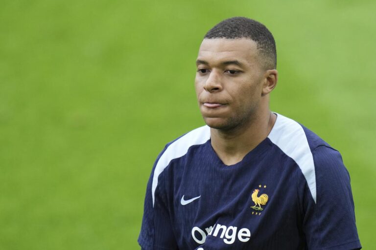 Francia se entrenó con Mbappé al margen