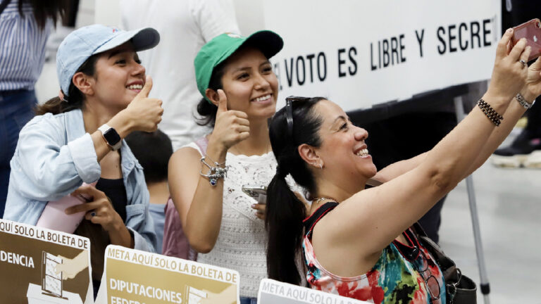 Las mujeres mexicanas se muestran «orgullosas» de votar por la primera presidenta del país