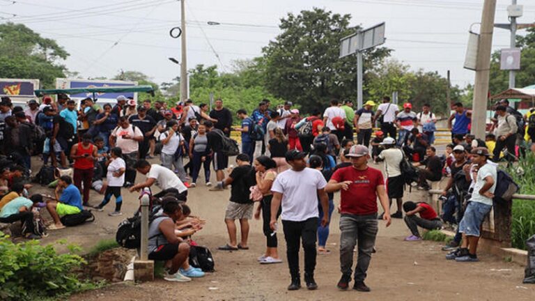 «Hay que pagar facturas»: deportaciones no paralizan a migrantes indocumentados en EEUU