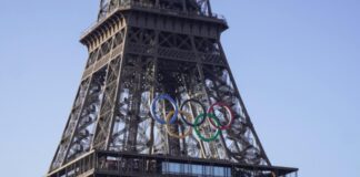 La Torre Eiffel muestra los aros olímpicos