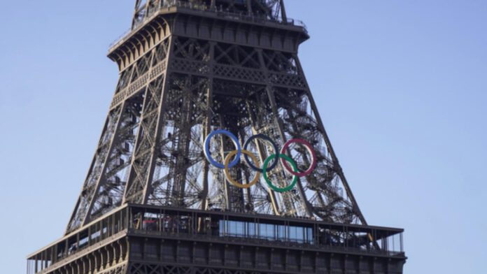 La Torre Eiffel muestra los aros olímpicos