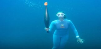 La llama olímpica se sumergió en el mar Mediterráneo