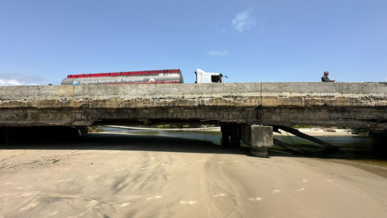 Realizan labores de reparación en Puente La Guacharaca