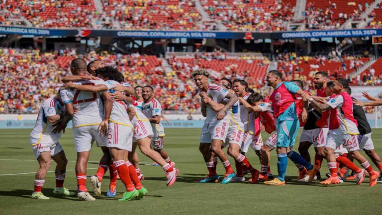Venezuela se mide a México en busca de liderar el grupo