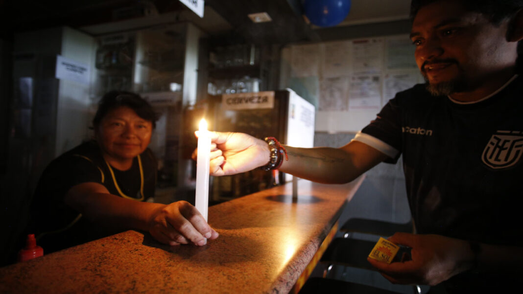 Vuelven los cortes de electricidad en medio de la crisis energética en Ecuador