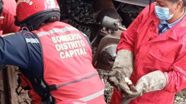 Bomberos rescataron un cuerpo en los rieles del Metro de Caracas