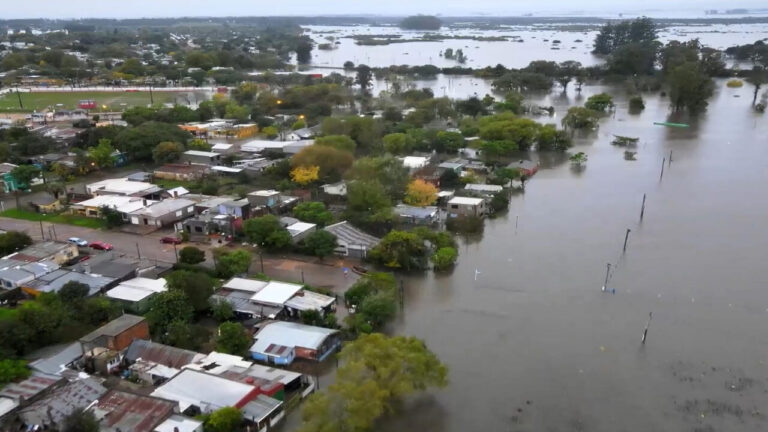 El 93 % de los desplazados por inundaciones en Uruguay regresó a sus hogares