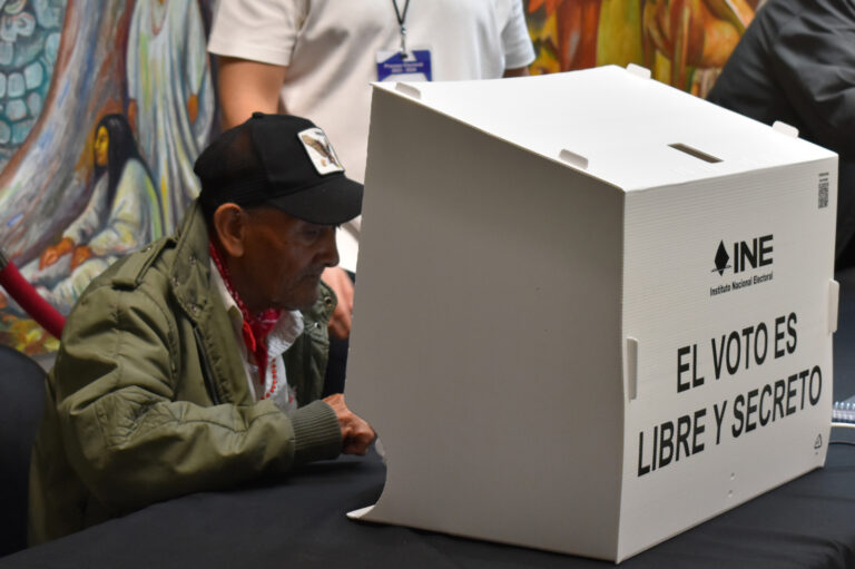 Mexicanos votan bajo resguardo policial en Coyuca tras el asesinato del candidato opositor