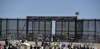 MEX6453. CIUDAD JUÁREZ (MEXICO), 26/09/2023.- Migrantes permanecen cerca a la frontera estadounidense el 25 de septiembre de 2023, en Ciudad Juárez, Chihuahua (México). El miedo cunde entre los migrantes varados en el límite norte de México tras el acuerdo de Estados Unidos con el Gobierno mexicano, que se comprometió en Ciudad Juárez a deportar a los indocumentados a sus países de origen para despresurizar la frontera ante la nueva oleada migratoria. EFE/Luis Torres